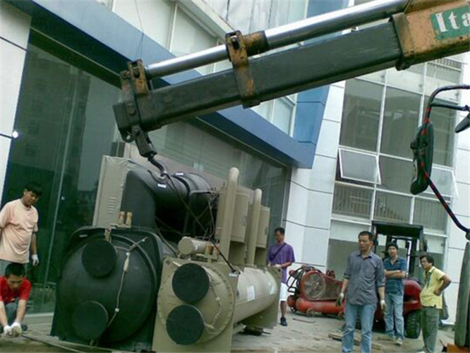 定南县随车吊和汽车吊的核心区别是什么？哪种更省钱？